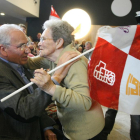 El histórico líder socialista, Alfonso Guerra, saluda a una simpatizante al inició del Mitin de cierre de campaña en Ponferrada-Ical