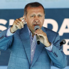 El presidente de Turquía Recep Tayyip Erdogan habla en un mitin en Estambul.-Foto:   REUTERS / MURAD SEZER