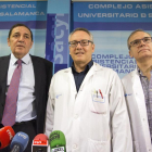 El consejero de Sanidad, Antonio María Sáez, informa en rueda de prensa sobre la realización del primer trasplante cruzado en Castilla y León. En la imagen junto al consejero: Victor Sagredo, coordinador de trasplantes del hospital de Salamanca (D) y Fran-ICAL