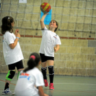 Una jugadora realiza el saque en un partido en el Día del Minivoley.-E. M.