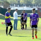 Raúl de Tomás y el presidente Carlos Suárez se saludan tras concluir el entrenamiento de ayer.-BALCAZA