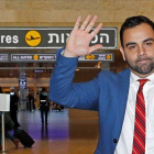 El director de Human Rights Watch para Israel y Palestina, Omar Shakir, poco antes de tomar un vuelo en el aeropuerto de Ben Gurion tras ser expulsado por el Gobierno de Israel.-JACK GUEZ (AFP)