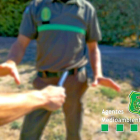 La Asociación Profesional de Agentes Medioambientales distribuyó ayer esta imagen de la agresión, en la que uno de los presuntos cazadores furtivos estaría amenazando al guardia forestal.-