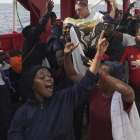 Los inmigrantes del ’Ocean Viking’ celebran que van a poder desembarcar este martes en Italia.-AP / RENATA BRITO