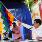 Nicolás Maduro, con la bandera de los pueblos indígenas de Bolivia.-EFE