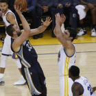 Marc Gasol tira a canasta ante los pívots de Golden State.-JOHN G MABANGLO