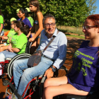 El presidente y director general de Aspaym Castilla y León, Julio Herrero, durante la visita a los niños que participan en la XVIII edición del campamento Aspaym en Cubillos del Sil (León)-Ical