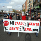 El grupo Stop Desahucios 15M Valladolid se manifiesta en el barrio Delicias por el derecho a una vivienda-Ical