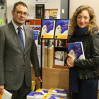 Presentación del libro 'Lo que tengo que contarte' de Julia Montejo en la librería Oletum de Valladolid, junto al director de la agencia Ical, Luis Miguel Torres-Ical