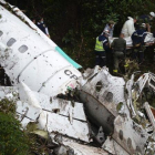 Los equipos de rescate recuperan a víctimas del accidente en las cercanías de Medellín.-RAÚL ARBOLEDA