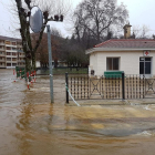 El río Nela desbordado a su paso por Villarcayo, al norte de Burgos, ha inundado varias calles y parques.-ICAL
