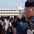 Inmigrantes en el puerto de Reggio Calabria.-AP / MARCO COSTANTINO