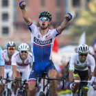 Peter Sagan se impone a Mark Cavendish y Tom Boonen en el esprint que decidió el Mundial de Catar.-EFE / OLIVER WEIKEN
