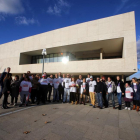 Trabajadores de Dulciora en el edificio de las Cortes.-E.M.