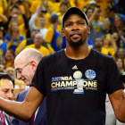 Kevin Durant, con el trofeo de MVP de la final de la NBA.-Kelley L Cox