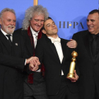 Brian May (centro de la imagen), junto a Rami Malek, Jim Beach, Roger Taylar y Graham King, durante la gala de los Globos de Oro.-INVISION