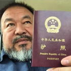 El artista chino dio a conocer que las autoridades le habían devuelto el documento que le permite salir de China con esta fotografía que subió a su cuenta de Twitter e Instagram.-Foto: AFP / AI WEIWEI