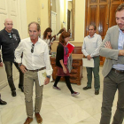 Saravia y miembros de Turismoto, con Parellada en el centro,  antes de anunciar que no habrá cita en enero.-J. M. Lostau