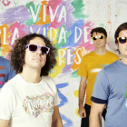 Los integrantes del grupo vallisoletano Happening posan frente a un mural con el título de su último disco. PEZ VOLADOR