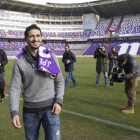 Jonathan Pereira se retira sonriente del césped  de Zorrilla tras posar para los medios de comunicación-J.M.Lostau