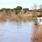 El río Adaja alcanza el nivel de alarma en Valdestillas (Valladolid).-ICAL