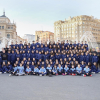 La gran familia del  Valladolid Club Voleibol posa en la plaza Zorrilla con la Academia de Caballería a sus espaldas.-J.M.LOSTAU