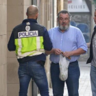 Víctor Terradellas, junto a dos agentes en la sede de Ciutat Vella en mayo del 2018, cuando fue detenido.-RICARD FADRIQUE