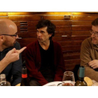 Nacho Álvarez (Podemos), a la izquierda, conversa con Ignacio Urquizu (PSOE), a la derecha, en presencia del Profesor de Filosofía del Derecho Borja Barragué (en el centro).-JOSE LUIS ROCA
