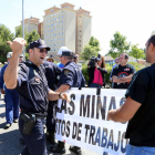 Un grupo de mineros intenta cortar el tráfico de la Avenida de Salamanca de Valladolid, tras concentrarse frente a la sede de las Cortes autonómicas-ICAL