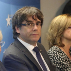 Carles Puigdemont, en el Centro de Prensa de Bruselas, junto a varios exconsellers-AP