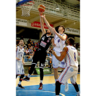Dani Astilleros lucha por un rebote con Carlos Martínez durante el partido disputado ayer.-PHOTO-DEPORTE