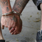 Un hombre permanece esposado tras ser detenido por agentes de la Patrulla Fronteriza de Estados Unidos el pasado mes de febrero.-EFE