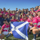 Los jugadores del VRAC Quesos Entrepinares posan con la copa de campeones junto a las autoridades y al presidente de la Federación Española, ayer en Pepe Rojo.-MIGUEL ÁNGEL SANTOS