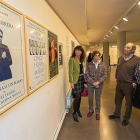 Ana Redondo, Amparo Medina-Bocos, Adolfo y Elisa Delibes contemplan algunos de los carteles de las obras de teatro.-MIGUEL ÁNGEL SANTOS