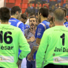 Nacho González da instrucciones a sus jugadores durante un tiempo muerto.-PABLO REQUEJO