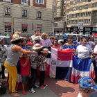 La asociación de República Dominicana pariticpa en el comienzo del pasacalles de la XIV Semana Intercultural-EL MUNDO