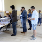 Colas de ciudadanos en un colegio electoral en la capital burgalesa para ejercer el derecho al voto.-ICAL