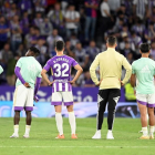 Jugadores del Real Valladolid lamentan el descenso. / LA LIGA