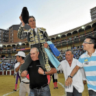 Manolo Sánchez, en una salida a hombros del coso vallisoletano.-E. M.