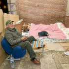 Una persona sin hogar intenta combatir el frío.-J.M. LOSTAU
