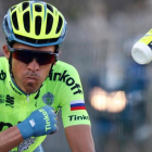 Alberto Contador se desprende de un botellín, durante la París-Niza.-AFP / KENZO TRIBOUILLARD