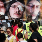 Los chalecos amarillos muestran imágenes de manifestantes heridas por la violencia policial durante las protestas de los últimos meses.-FRANÇOIS GUILLOT (AFP)