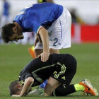 Iniesta se duele de un golpe durante el último amistoso entre España e Italia.-Foto: JOSÉ LUIS ROCA
