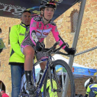 La ciclista vallisoletana Isabel Martín se dispone a participar en una prueba contrarreloj.-Yon Suinaga