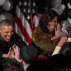 Obama y su mujer, Michelle, saludan a un grupo de niños en un evento por Halloween en la Casa Blanca, en Washington.-AFP / NICHOLAS KAMM