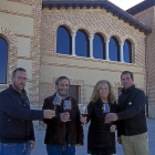 Guillermo (i) y Luis Ángel Díez Rodríguez brindan con sus padres Luis Antonio Díez y Carmen Rodríguez en el exterior de la bodega Carodorum (Toro).-MARIAM DENEIVA