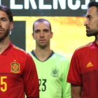 Sergio Ramos y Sergio Busquets, en primer plano, con las nuevas camisetas de la selección española.-JAVIER LIZÓN (EFE)