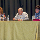 La representante de VIVA, a la izquierda, junto con los portavoces vecinales durante la reunión en el centro cívico de la zona este.-Pablo Requejo