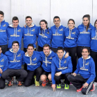 Los integrantes del Triatlón Laguna de Duero posan con la sudadera del club.-El Mundo