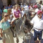 Un niño disfruta de un paseo en burro en el recinto donde estaban ubicados diferentes expositores que recreaban oficios barrocos.-J. M. Lostau